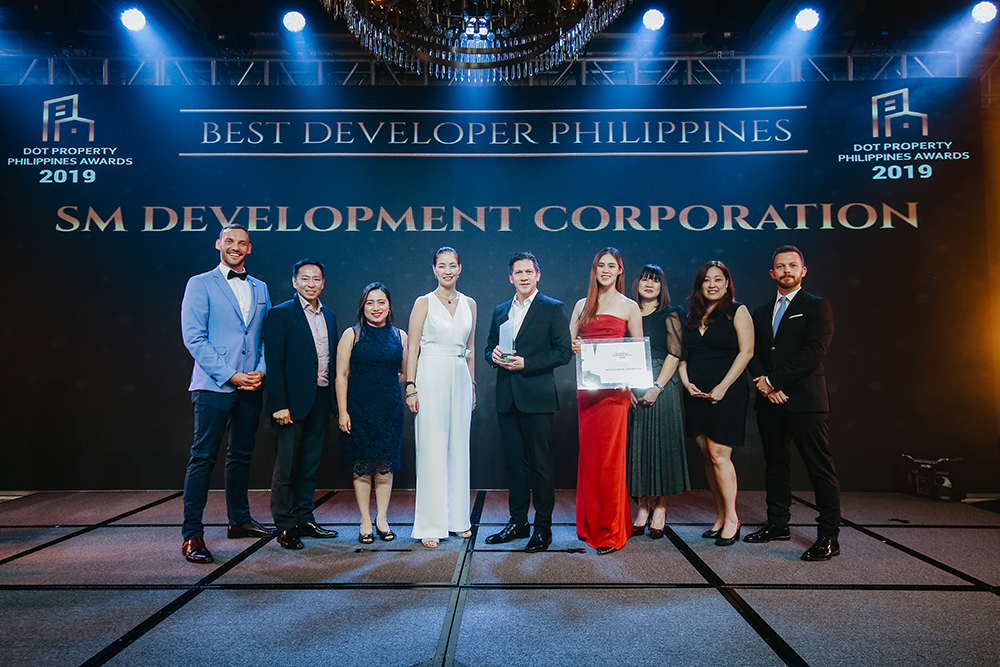 Mr. Jose Mari Banzon (center right) and Ms. Jan Catherine Sy (center left) accept the award for Best Developer Philippines at the Dot Property Philippines Awards 2019