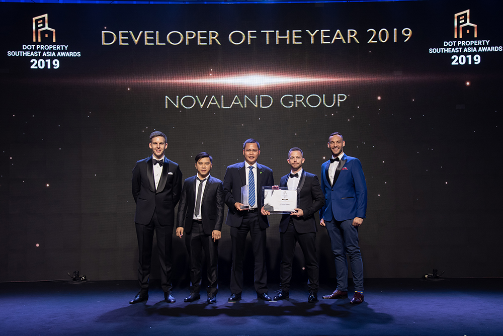 Mr Nguyen Duc Dung, Project Finance Director, Novaland Group (centre) accepts the Developer of the Year 2019 award from Adam Sutcliffe, Dot Property Director Events and International Markets (far left); Mr Ngoc Bui Head of Business Vietnam Development (2nd from left); Matthew Campbell, Dot Property CEO (2nd from right); James Claassen, Dot Property Commercial Director (far right)