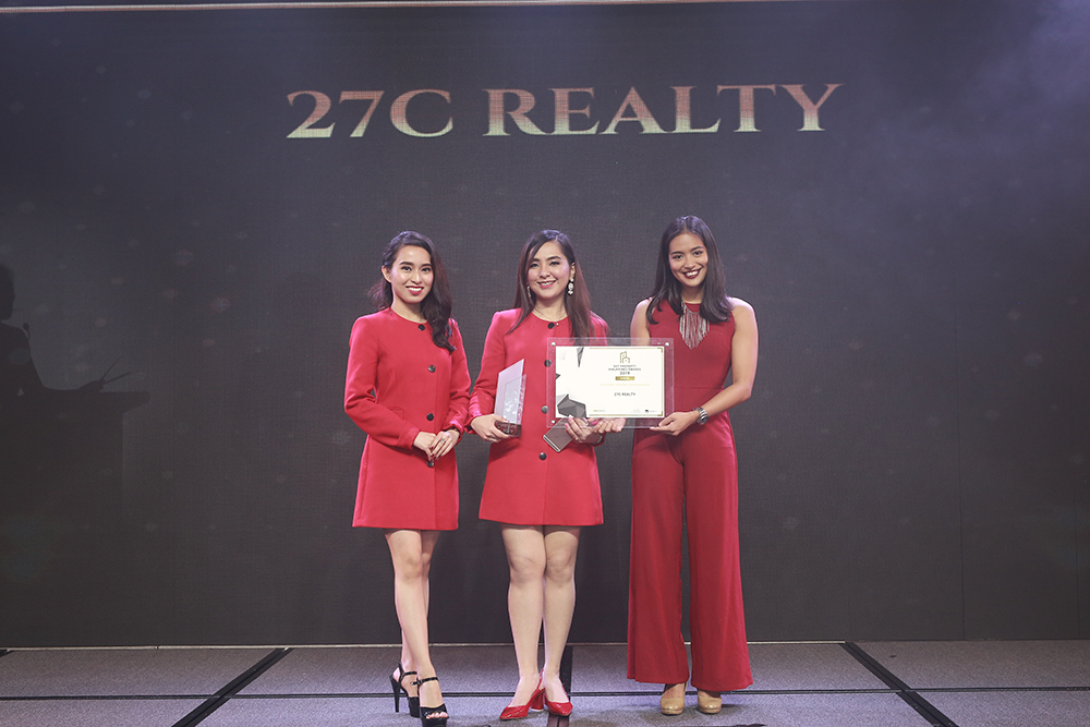 Dianne Orillosa (left) and Gianne Orillosa (center) at The Dot Property Philippines Awards 2019