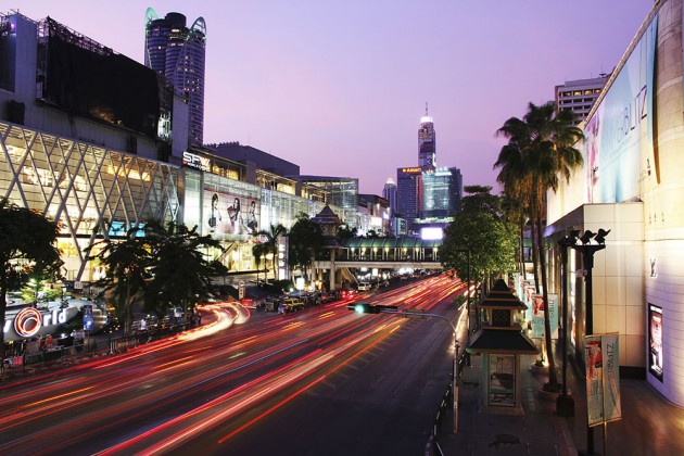 Beautiful photo of traffic lights by a shopping center in Bangkok.Thailand-Property.com