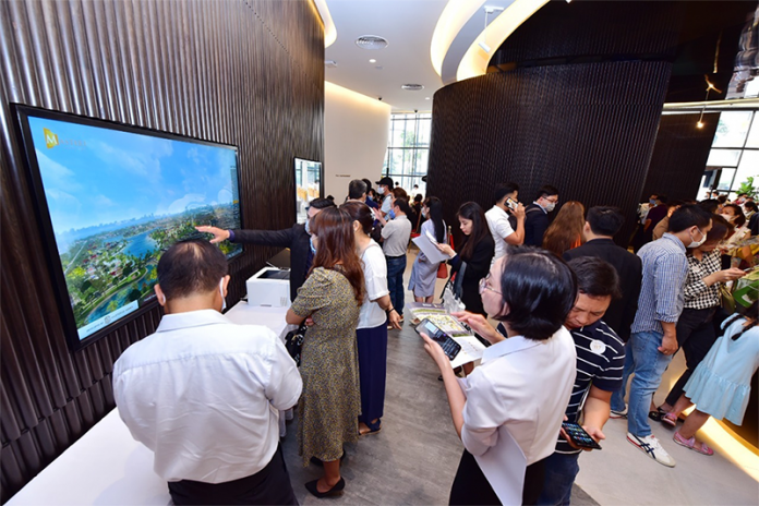 2 Sales agent is using Fully Interactive PC Application to present at Masterise Homes's Sales Gallery