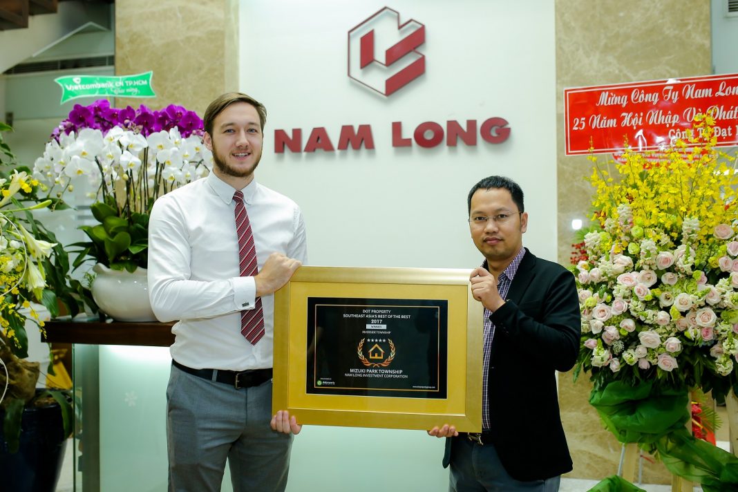 IMG_0003 Ông Joe Kheng đại diện Dot Property trao giải cho đại diện dự án