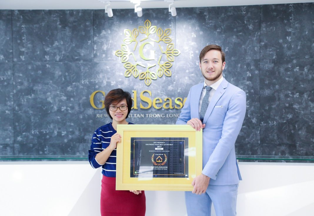 3 Ông Joe Kheng đại diện Dot Property trao giải cho đại diện dự án