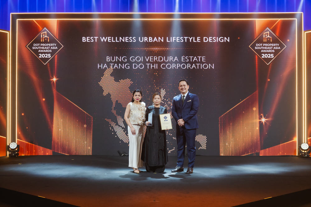 Đại diện Ha Tang Do Thi Corporation nhận giải thưởng danh giá tại sự kiện