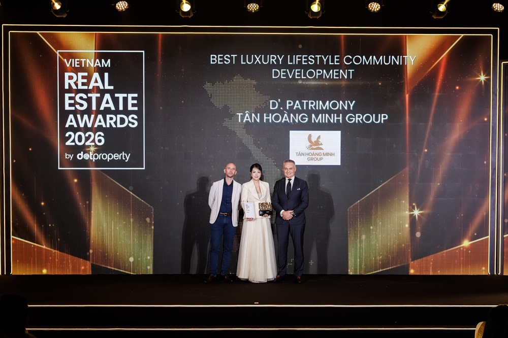 Bà Trần Thị Bích Ngọc - Phó tổng giám đốc Tập đoàn Tân Hoàng Minh nhận giải thưởng “Best Ultra Luxury Mixed-Use Iconic Design Vietnam 2026” dành cho dự án D'. Patrimony 